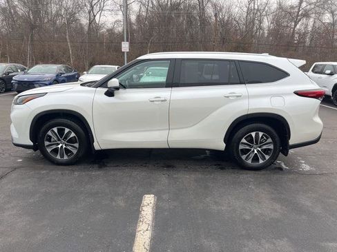 Certified 2021 Toyota Highlander XLE image 2