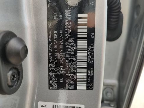 Used 2021 Toyota Highlander XLE FWD image 35