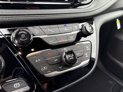 New 2026 Chrysler Pacifica Select image 32