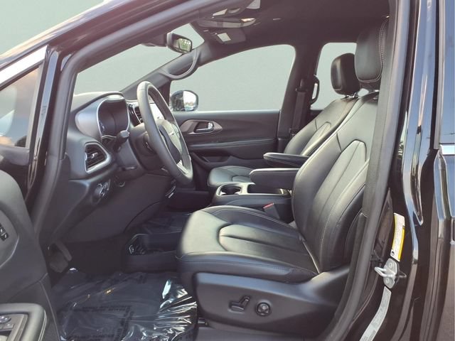 Used 2025 Chrysler Pacifica Select FWD image 15