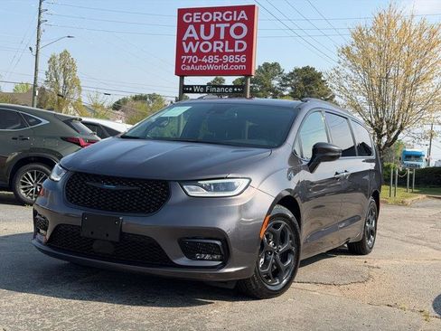 Used 2021 Chrysler Pacifica Touring w/ Uconnect Theater Family Group image 3