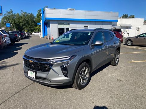 Used 2024 Chevrolet Trax LT w/ Driver Confidence Package FWD image 25