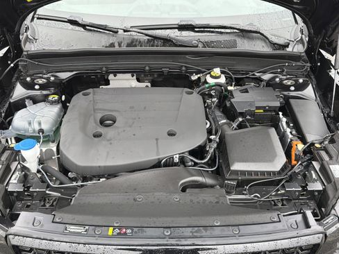 Used 2025 Volvo XC40 B5 Plus image 28