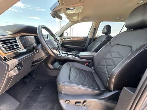 Used 2025 Volkswagen Atlas SE FWD image 2