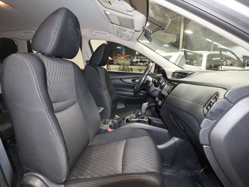 Used 2017 Nissan Rogue SV w/ SV Premium Package image 27