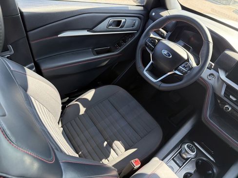 Used 2025 Ford Explorer ST-Line image 9