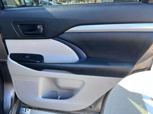 Used 2015 Toyota Highlander Plus FWD image 50