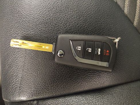 Used 2021 Toyota Camry SE image 32