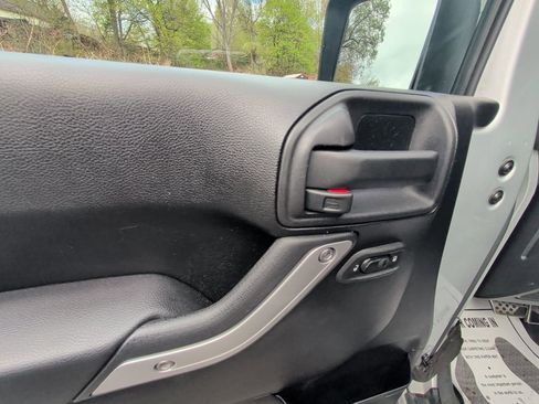 Used 2012 Jeep Wrangler Unlimited Sahara w/ Dual Top Group AWD/4WD image 11