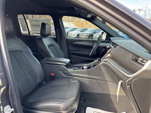 New 2025 Jeep Grand Cherokee Altitude image 21