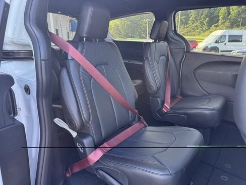 New 2027 Chrysler Pacifica Select AWD/4WD image 15