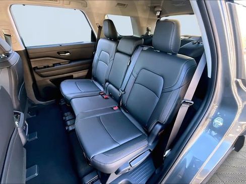 New 2025 Nissan Pathfinder SL image 10