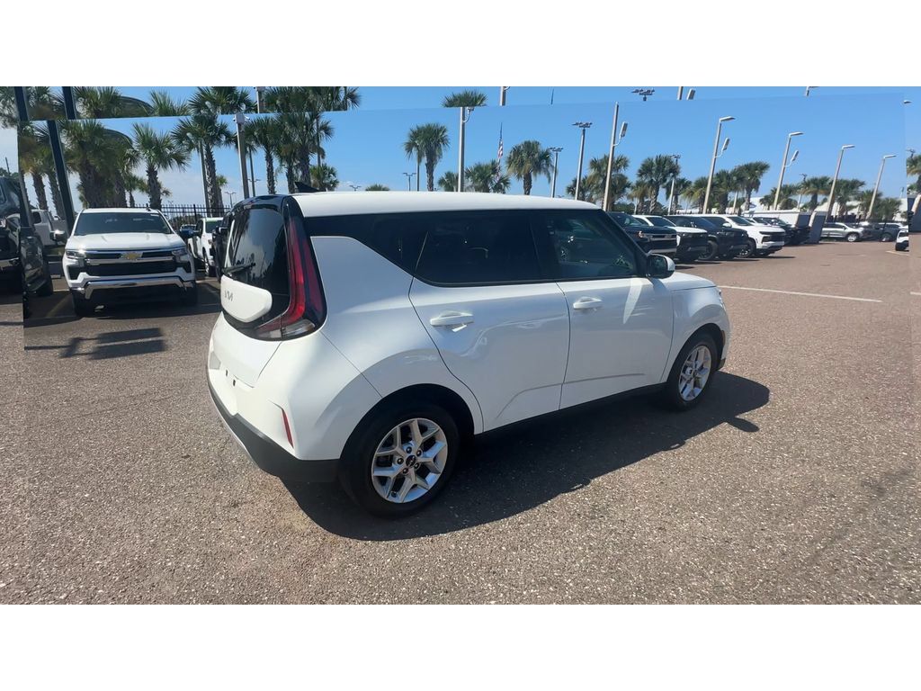Used 2024 Kia Soul LX w/ Option Group 015 FWD image 2