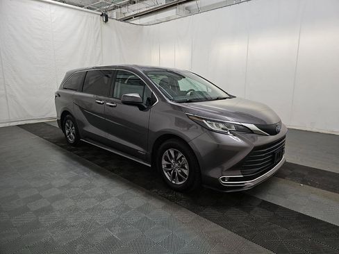 Used 2021 Toyota Sienna XLE image 5