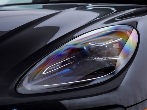 Certified 2025 Porsche Macan image 7