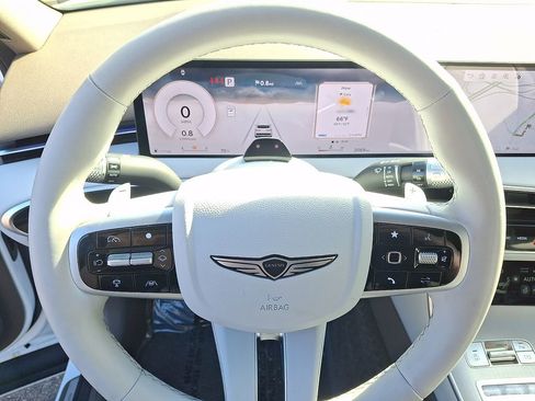 Used 2026 Genesis GV70 2.5T Advanced image 3