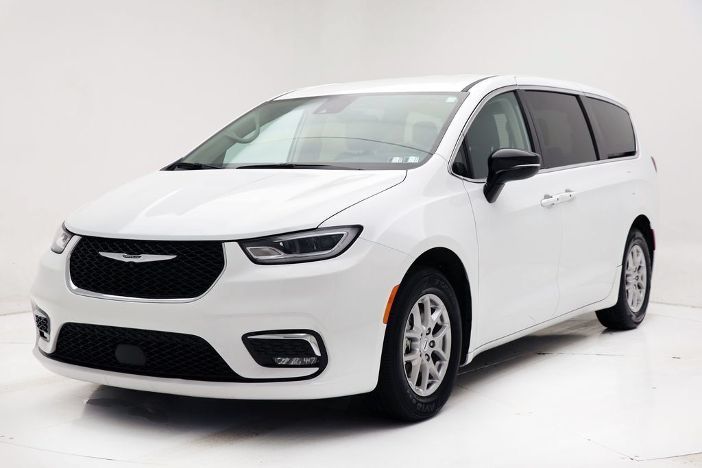 Used 2024 Chrysler Pacifica Touring-L FWD image 2