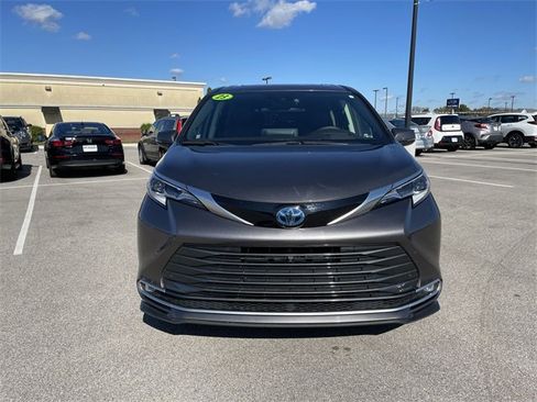 Used 2023 Toyota Sienna Platinum image 7