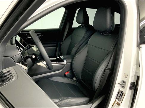 Used 2025 Mercedes-Benz GLC 300 4MATIC image 14