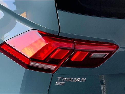 Used 2019 Volkswagen Tiguan SE w/ Panoramic Sunroof Package image 28