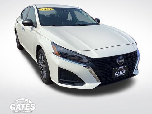 Used 2025 Nissan Altima 2.5 SV AWD/4WD image 1