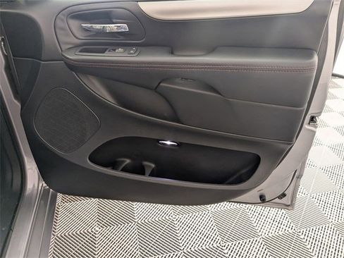 Used 2016 Dodge Grand Caravan R/T image 32