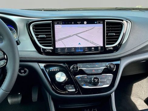 Used 2025 Chrysler Pacifica Limited FWD image 9