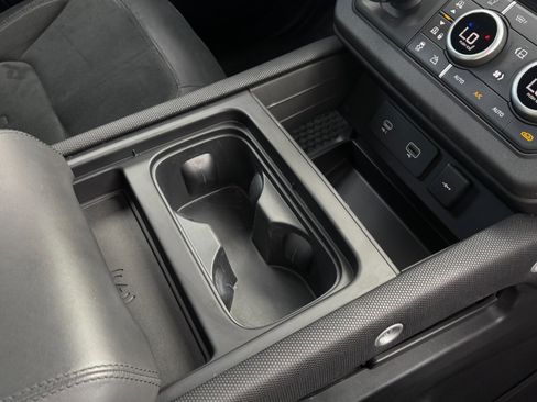 Used 2023 Land Rover Defender 110 image 30