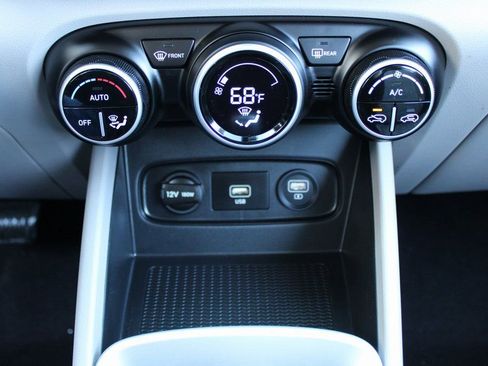 Used 2020 Hyundai Venue SEL image 16