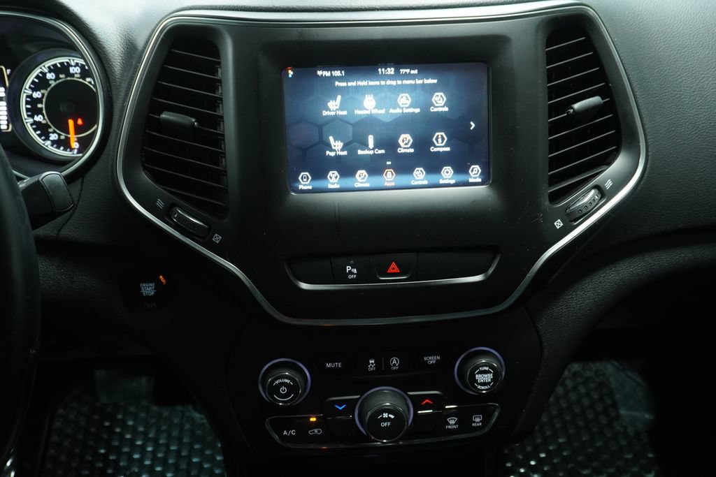 Used 2019 Jeep Cherokee Latitude Plus w/ Cold Weather Group AWD/4WD image 17