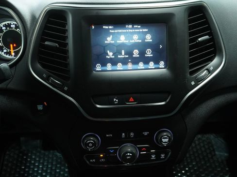 Used 2019 Jeep Cherokee Latitude Plus w/ Cold Weather Group AWD/4WD image 17