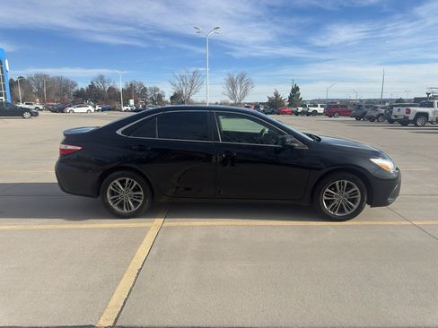 Used 2017 Toyota Camry SE image 6