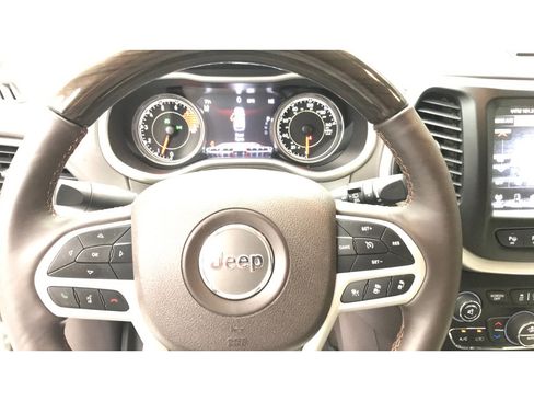 Used 2018 Jeep Cherokee Overland w/ Technology Group AWD/4WD image 12