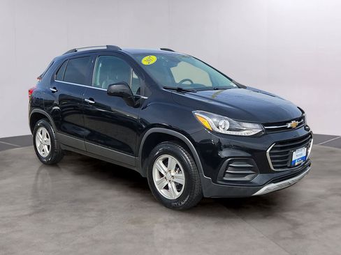 Used 2017 Chevrolet Trax LT w/ LT Convenience Package AWD/4WD image 3