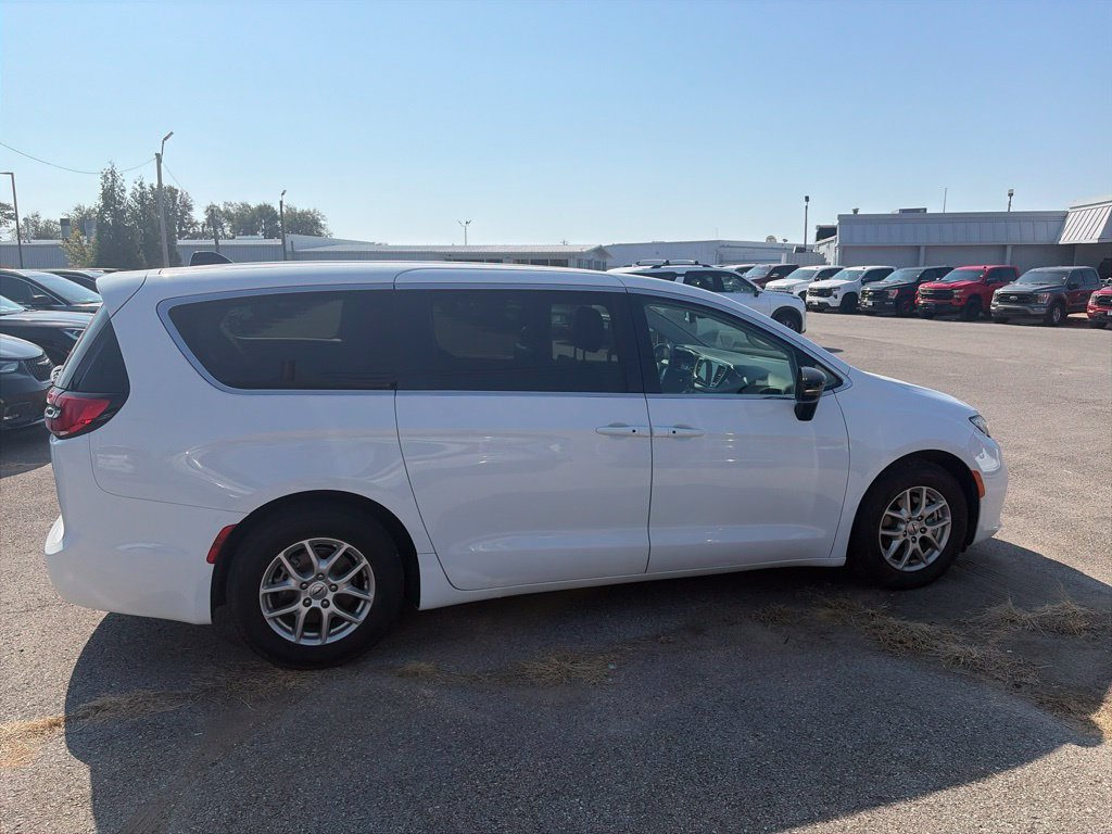 Used 2024 Chrysler Pacifica Touring-L FWD image 7