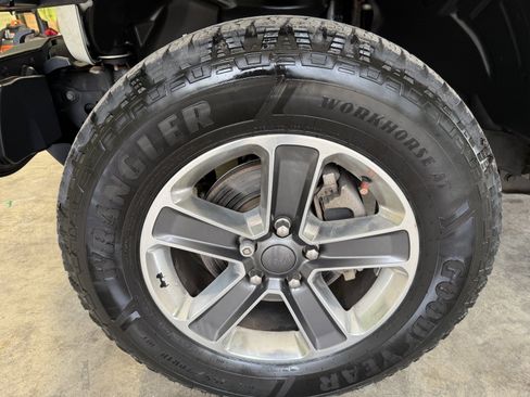 Used 2018 Jeep Wrangler Unlimited Sahara AWD/4WD image 24