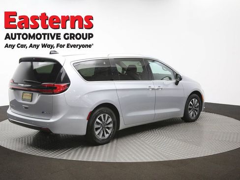 Used 2023 Chrysler Pacifica Touring-L FWD image 43