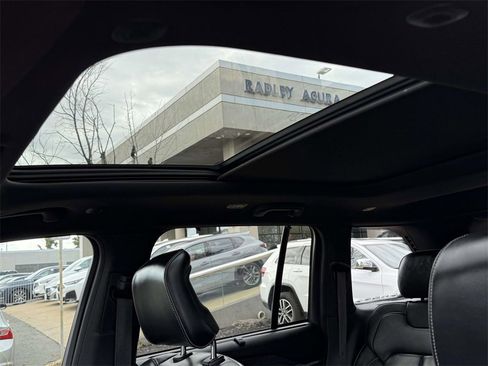 Used 2022 Jeep Grand Cherokee Overland w/ Luxury Tech Group IV image 18