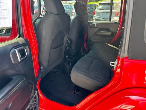 Used 2018 Jeep Wrangler Unlimited Sahara AWD/4WD image 10