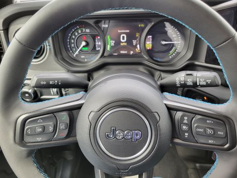 Used 2025 Jeep Wrangler Unlimited Rubicon 4xe w/ Convenience Group AWD/4WD image 8