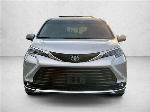 Used 2025 Toyota Sienna XLE FWD image 3