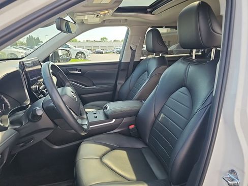 Used 2023 Toyota Highlander XLE FWD image 3