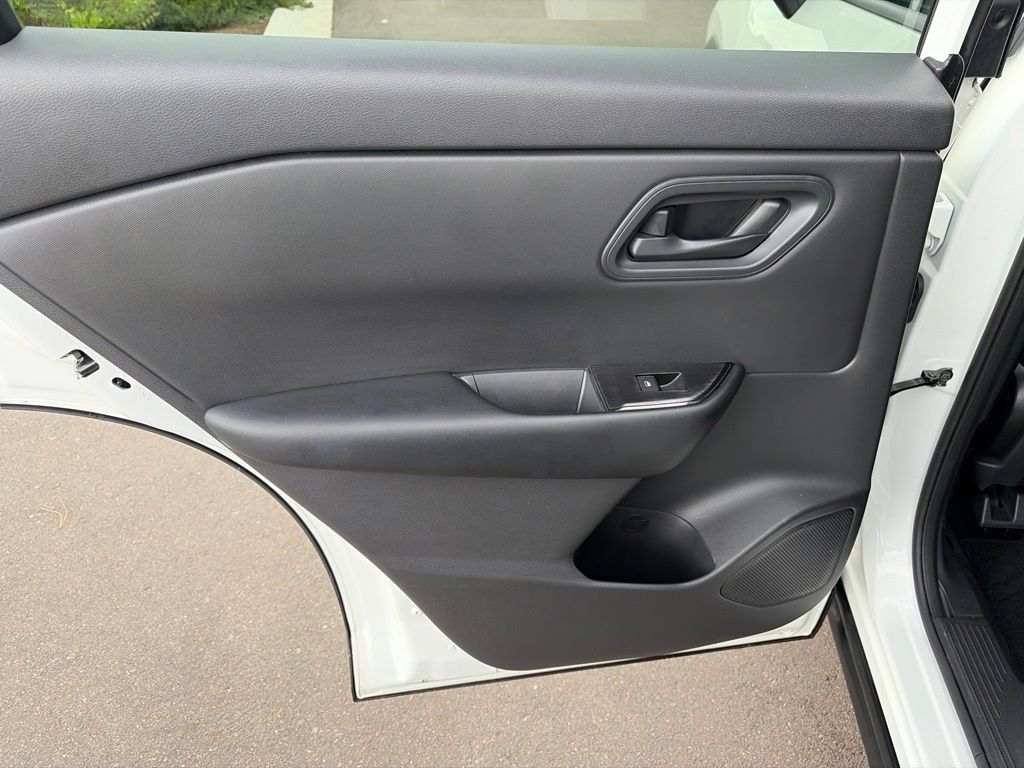 Used 2024 Nissan Rogue S AWD/4WD image 18