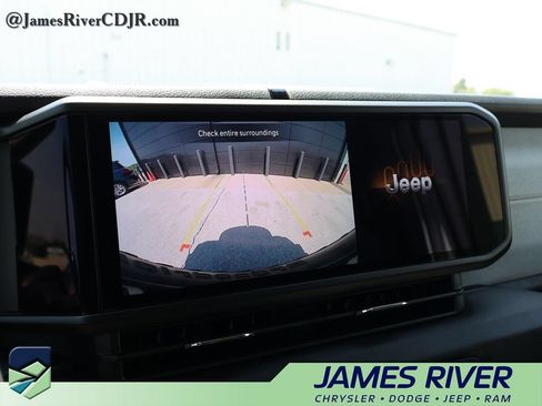 Used 2024 Jeep Wrangler Unlimited AWD/4WD image 32