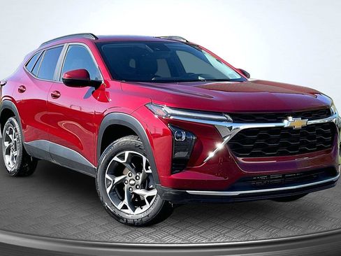 Used 2025 Chevrolet Trax LT FWD image 13