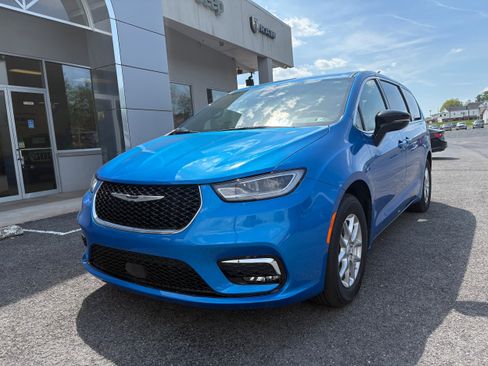 New 2026 Chrysler Pacifica Select FWD image 3
