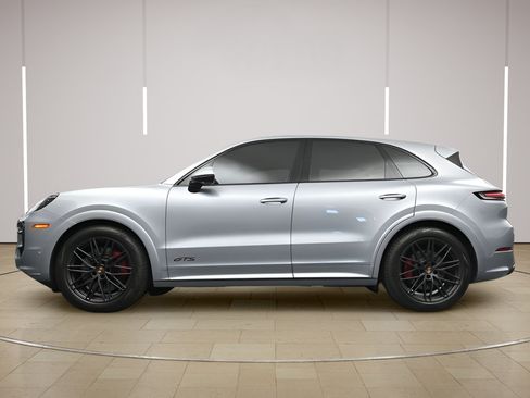 Certified 2025 Porsche Cayenne GTS AWD/4WD image 32