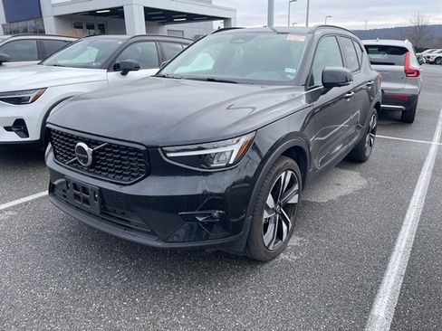 Used 2025 Volvo XC40 B5 Plus image 3