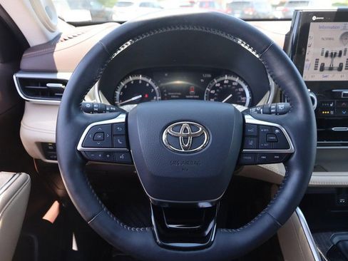 Used 2021 Toyota Highlander Platinum AWD/4WD image 13