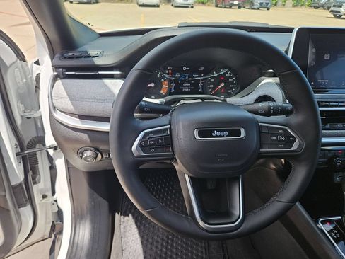 Used 2025 Jeep Compass Latitude w/ Sun & Sound Group AWD/4WD image 17